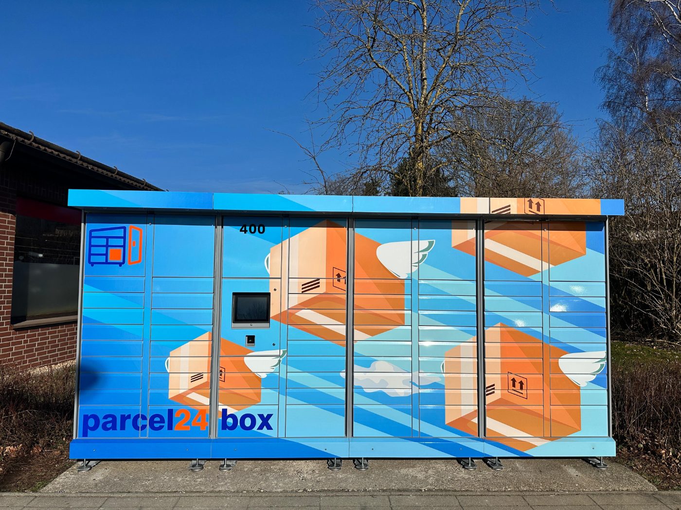 parcel24box Paketstation im laufenden Betrieb an einem Einzelhandelsstandort