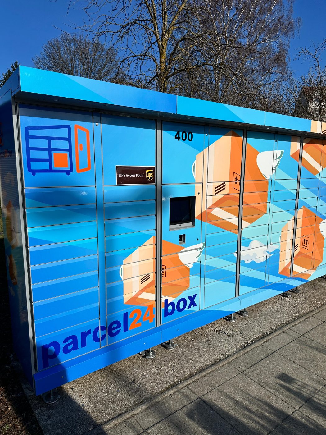 parcel24box Paketstation mit zertifiziertem UPS Access Point und Bedienterminal