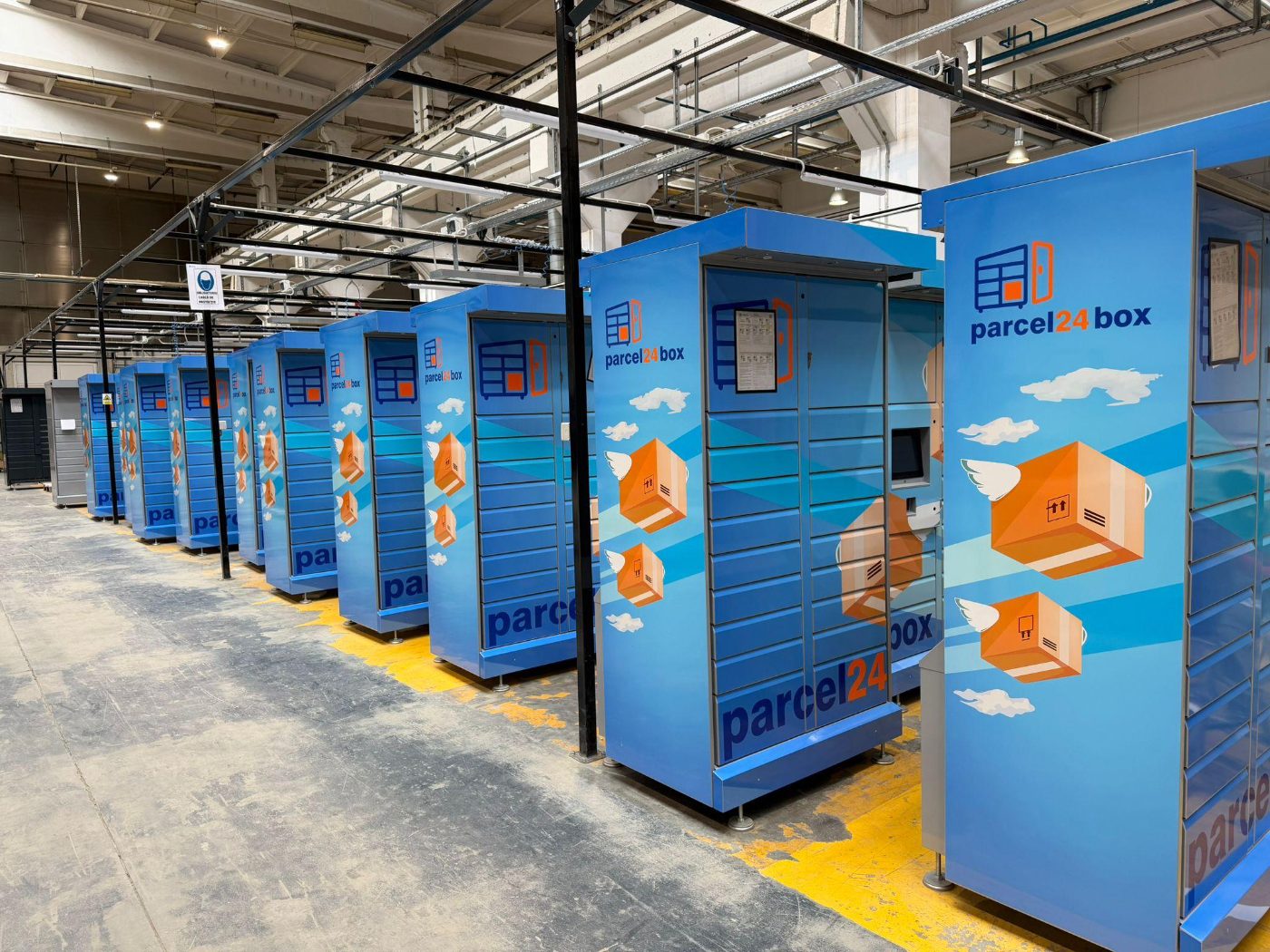 Serienfertigung der parcel24box Paketstationen in der Produktionshalle